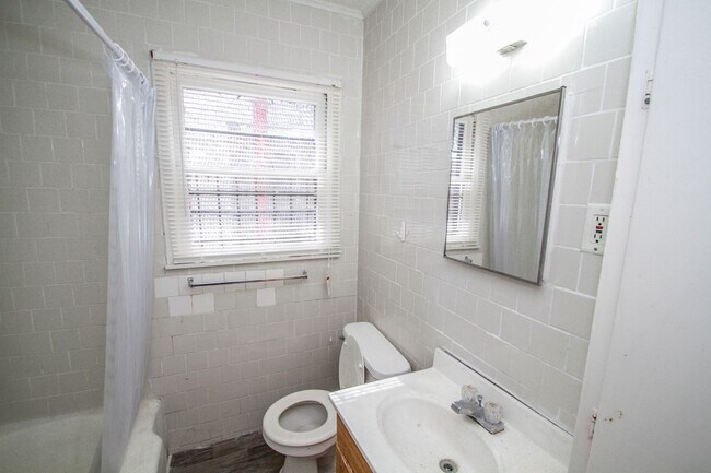 Building Photo - Close to Local Amenities and Downtown