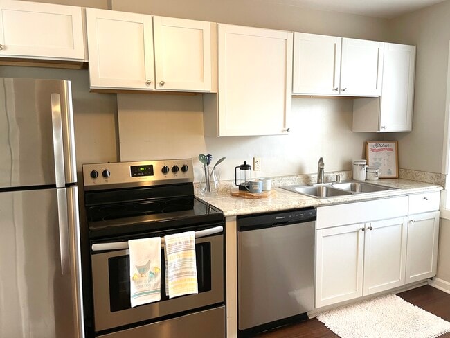 Building Photo - 5211 N Diversey Blvd