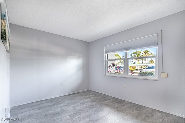 Building Photo - 1660 Pine Valley Dr