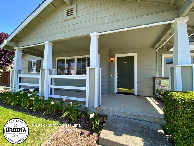 Building Photo - Darling Petaluma East Side Home with RV Pa...