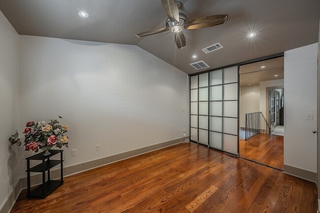 Building Photo - 6350 Oriole Dr