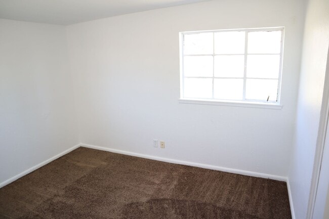 Building Photo - 120 Cochise Dr