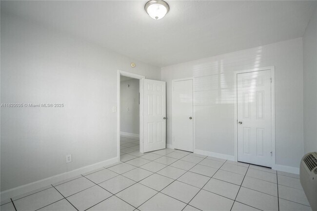 Building Photo - 7821 Carlyle Ave