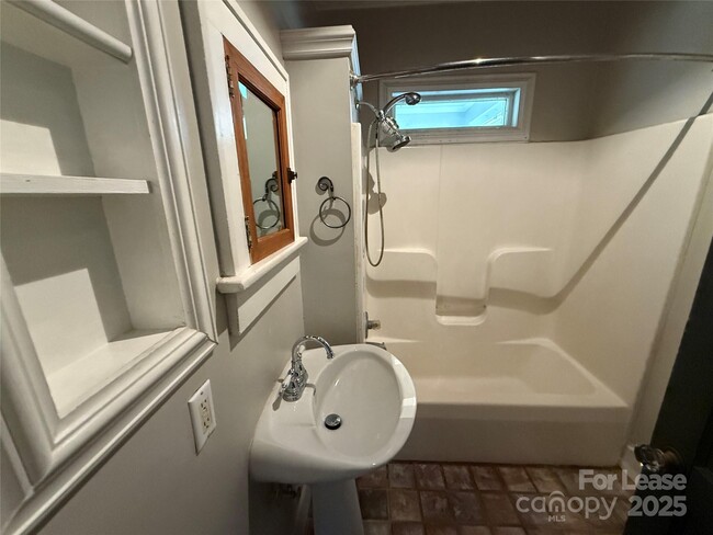 Building Photo - 319 Grandin Rd