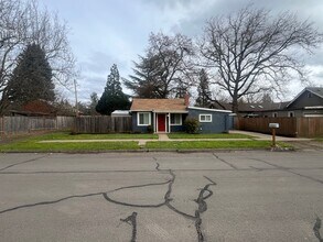 Building Photo - 2- Bedroom 1-Bathroom Bungalow in Eugene