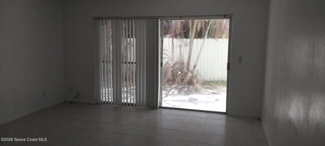 Building Photo - 221 Columbia Dr