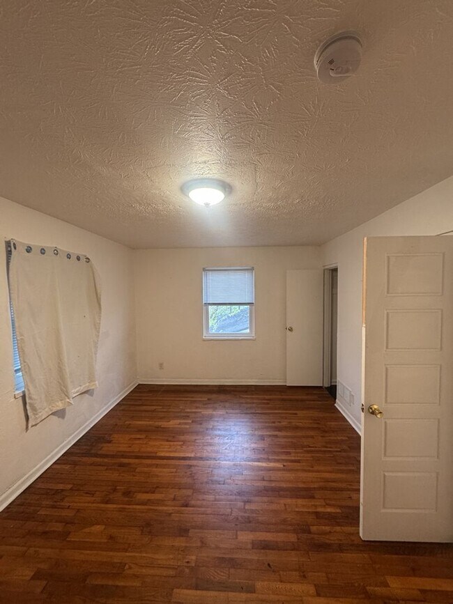 Building Photo - 1903 W Grand Ave