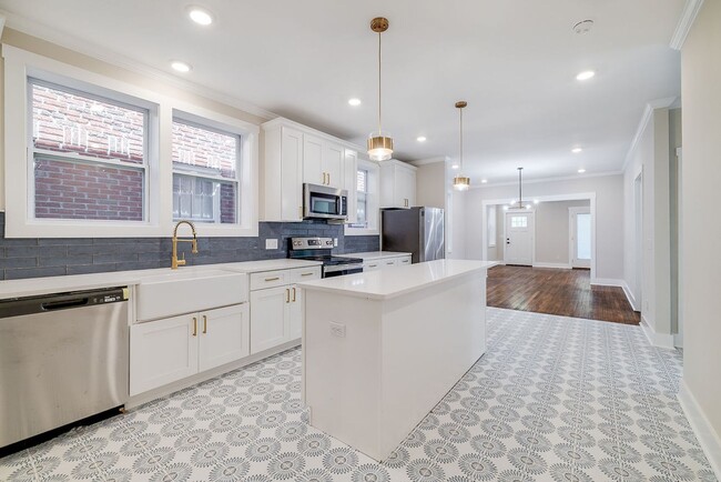 Building Photo - Townhome Close To Downtown..Available NOW!!!