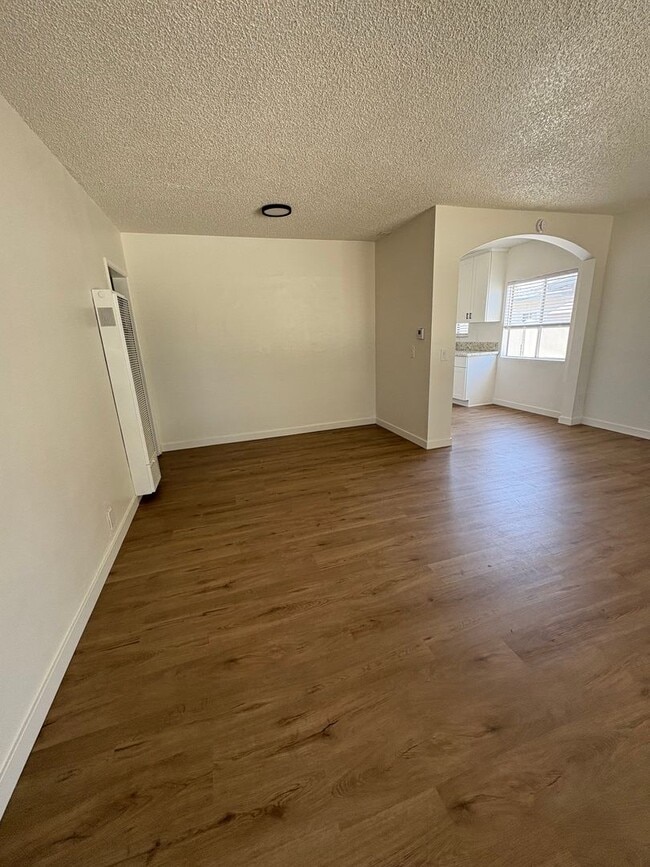 Building Photo - Gorgeous Remodeled 4 bedrooms 2 Bathroom.