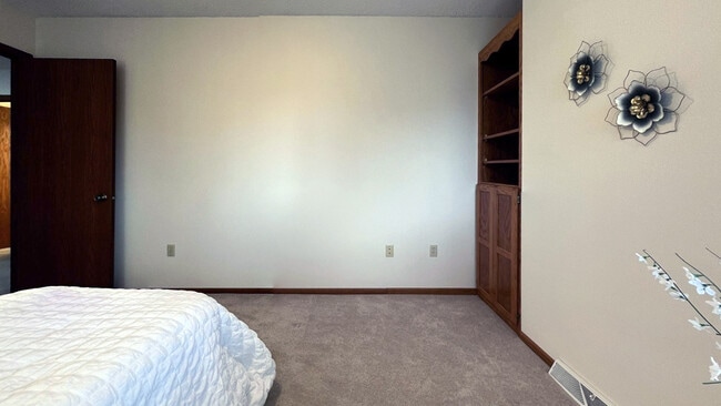 Building Photo - 720 N 16th Ave