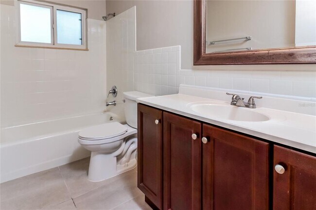 Building Photo - 921 Hillside Dr