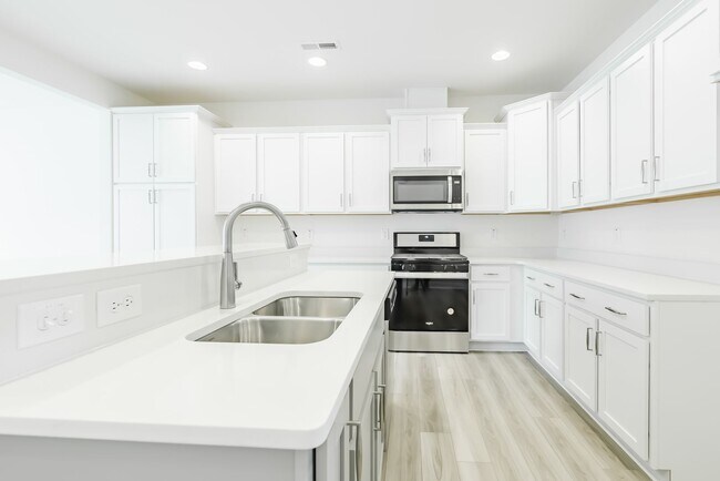Building Photo - Available Early July - 3 Bed, 2.5 Ba in Convenient Location! Pet Friendly!
