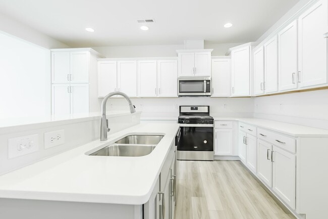 Building Photo - Available July 1st! 3 Bed, 2.5 Ba in Convenient Location - Pet Friendly!