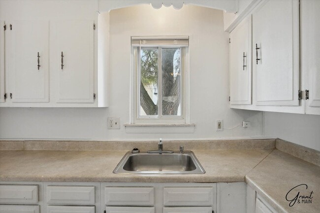 Building Photo - $1,200 - 3 Bed / 1 Bath House in Eastpointe