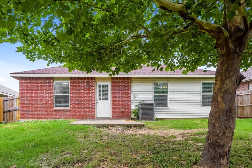 Building Photo - 1708 Diamond Lake Trail