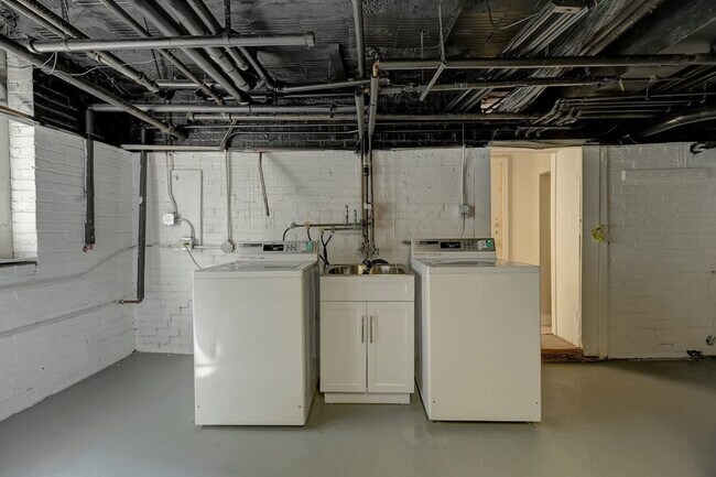 Building Photo - 1927 N Prospect Ave