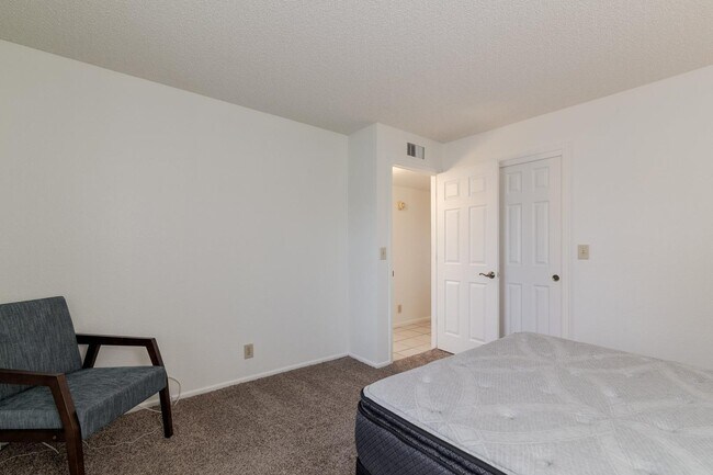 Building Photo - 4422 E Escondido Ave