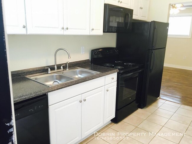 Building Photo - Gated 2BD APTS: RENOVATED - Courtyard w/ F...