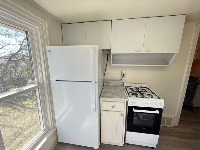 Building Photo - Freshly Renovated 1-Bedroom-Convenient Loc...