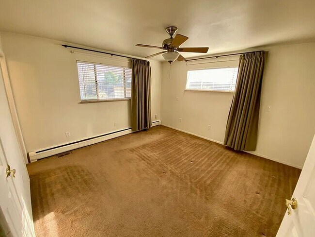 Building Photo - 5290 W Plymouth Dr