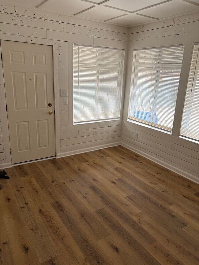 Building Photo - 4 bedroom 1 bath newly remodeled ranch in Dearborn Heights