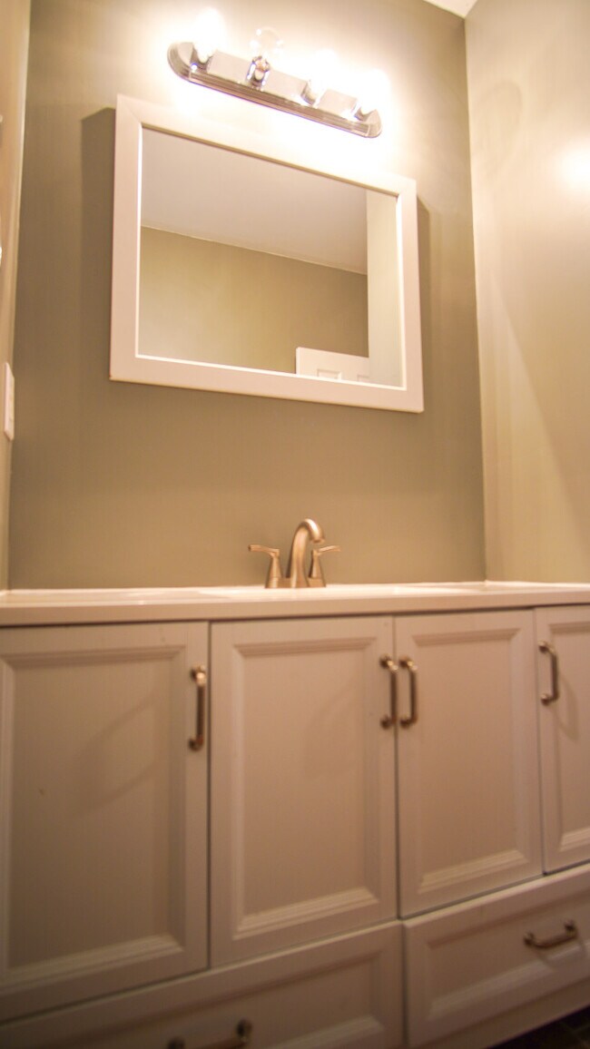 Building Photo - 1218 Bainbridge St