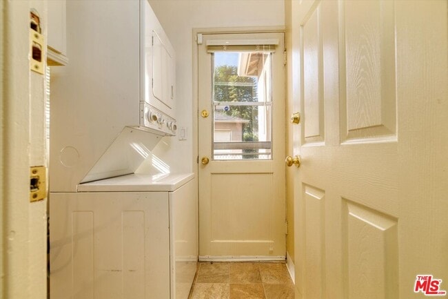 Building Photo - 4721 Ventura Canyon Ave