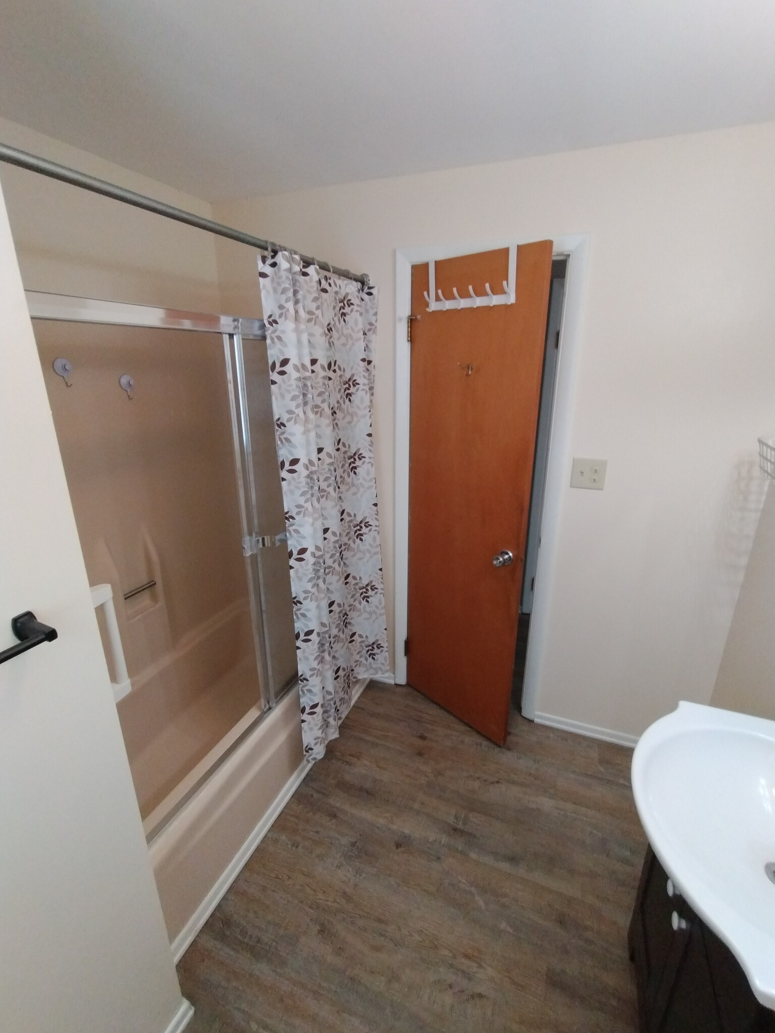 Tub and shower - 8306 Park Rd