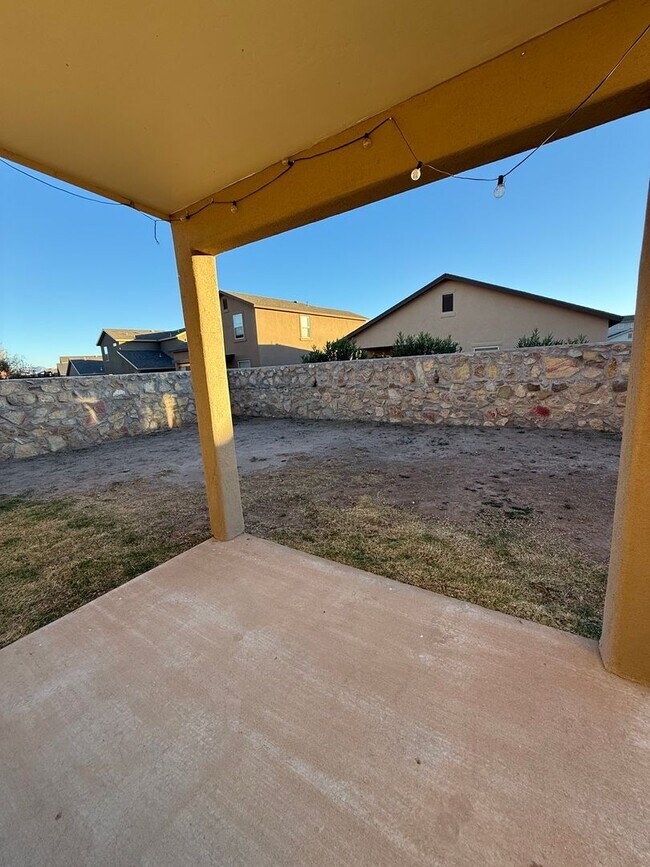 Building Photo - Charming 3BD/2.5BA with Garage in Legends West - Available Now!