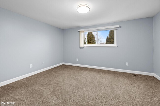 Building Photo - 8439 Hickory Dr