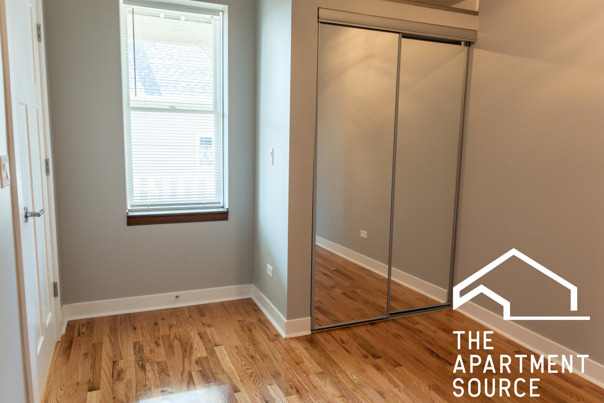 Building Photo - 1929 W Montrose Ave