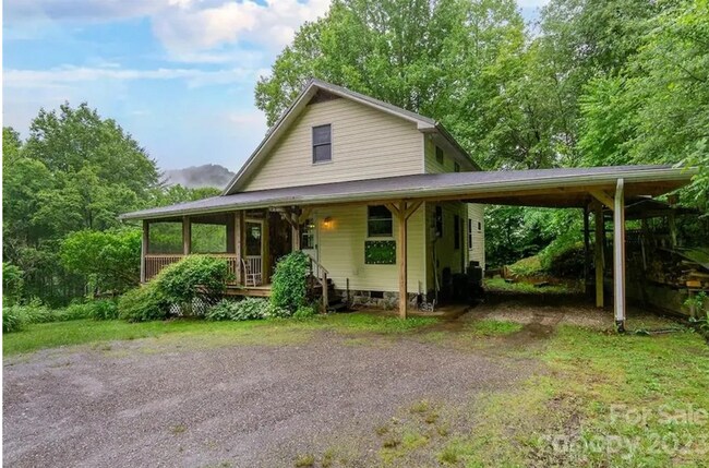 Building Photo - Woderfully Furnished Mountain Home