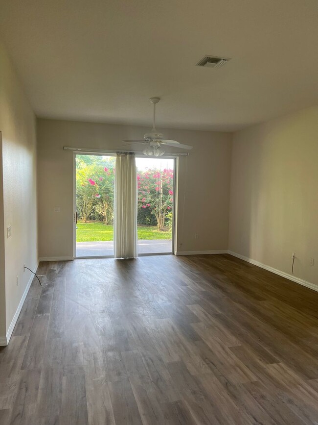 Building Photo - Fabulous 4/2 in Spring Glen Debary!