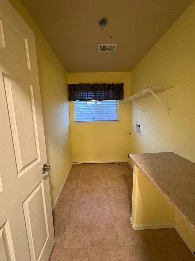 Building Photo - Lovely 3 bedroom/3 car tandem garage home in Lorson Ranch