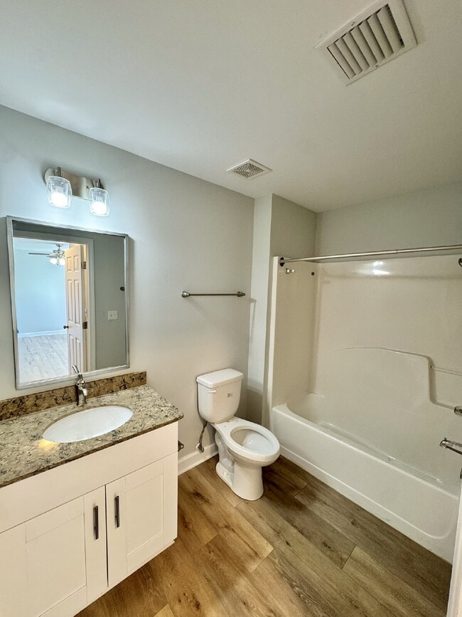 Building Photo - "Charming 2-Bed Oasis with 2 Full Baths in Prime Lynn Haven Location near Mosley High School"