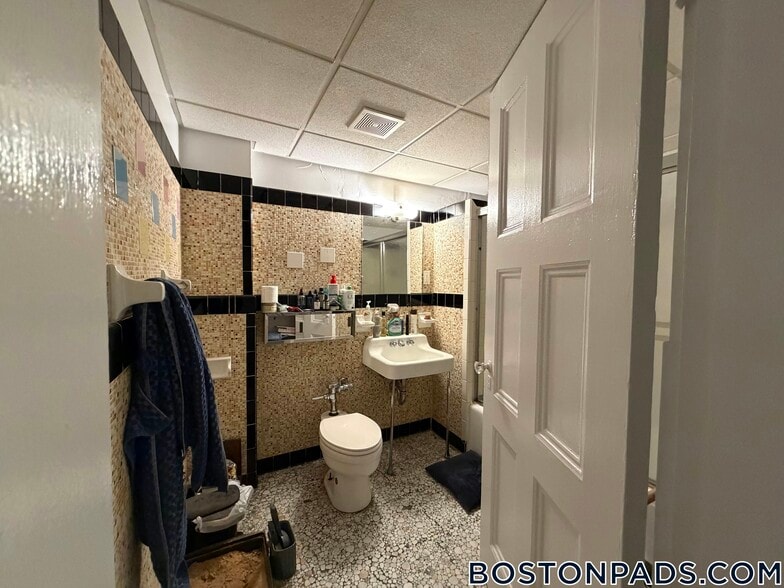 Building Photo - 62 Boylston St