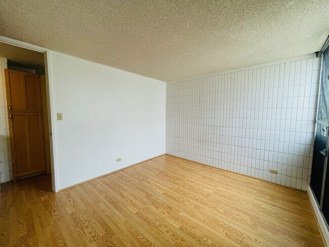 Building Photo - Partly Furnished 3-bedroom, 2-bath condo a...