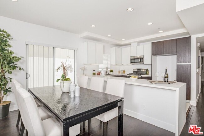 Building Photo - 1945 Overland Ave