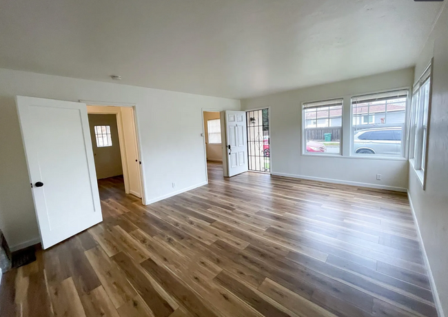 Building Photo - SPACIOUS 2bed/1bath unit available now!!