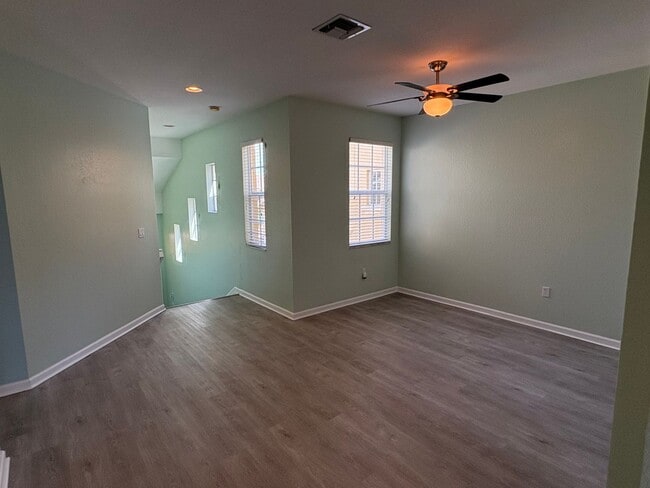 Building Photo - 3/2/1 Townhome in River Glen!