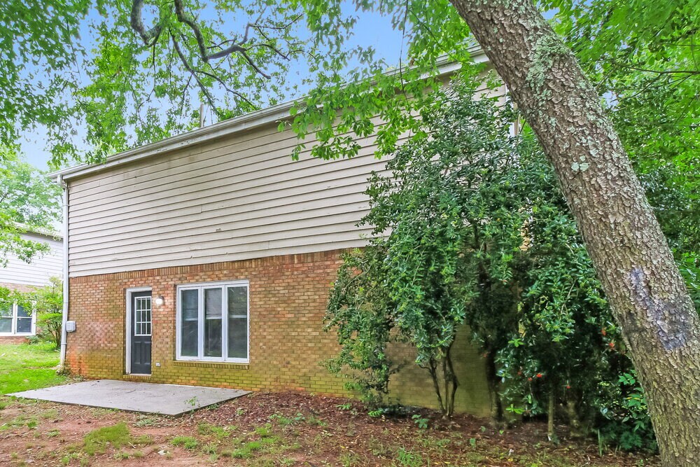 Building Photo - 2112 Golfview Dr SE