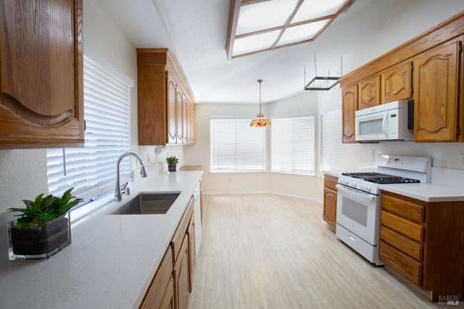 Building Photo - 767 Raven Dr