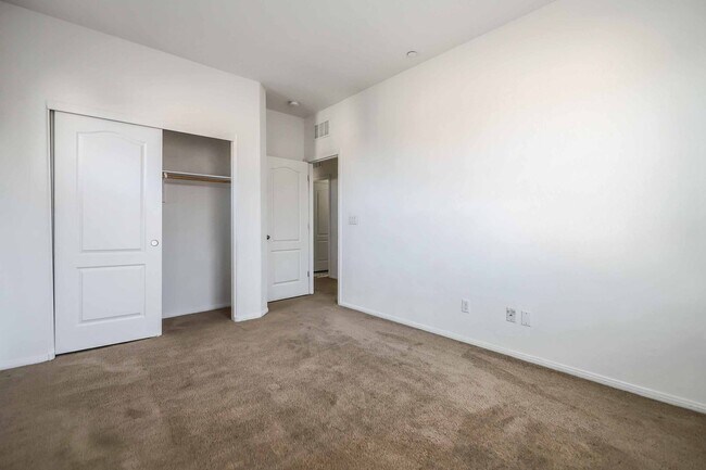 Building Photo - 4 BEDROOM HOUSE IN HENDERSON!!