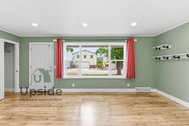Building Photo - 8719 E Valleyway Ave