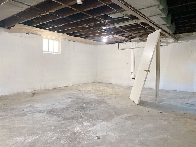 Building Photo - Move-in special. 3 bed 1 bath with a detached garage and large driveway $1250