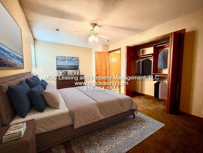 Building Photo - Charming Raymore Retreat with Extra Storag...