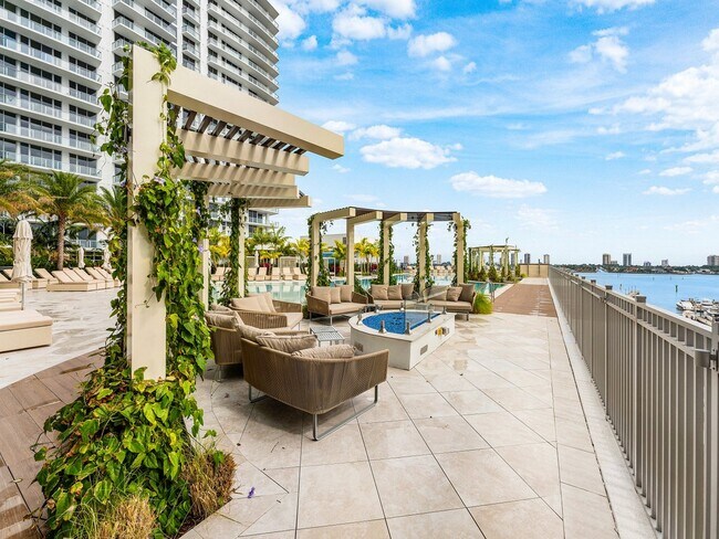 Building Photo - 220 Lake Shore Dr