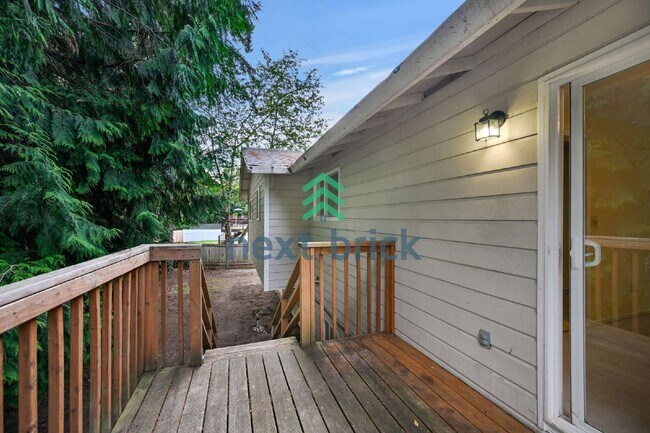 Building Photo - Spacious 4-Bedroom Retreat with 3 Full Baths in the Heart of Redmond – 2,490 Sq Ft of Comfort!