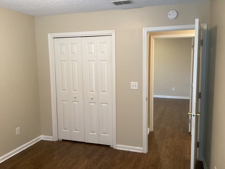 Building Photo - 468 Hillside Dr