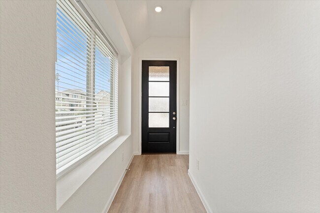 Building Photo - 15520 Maple